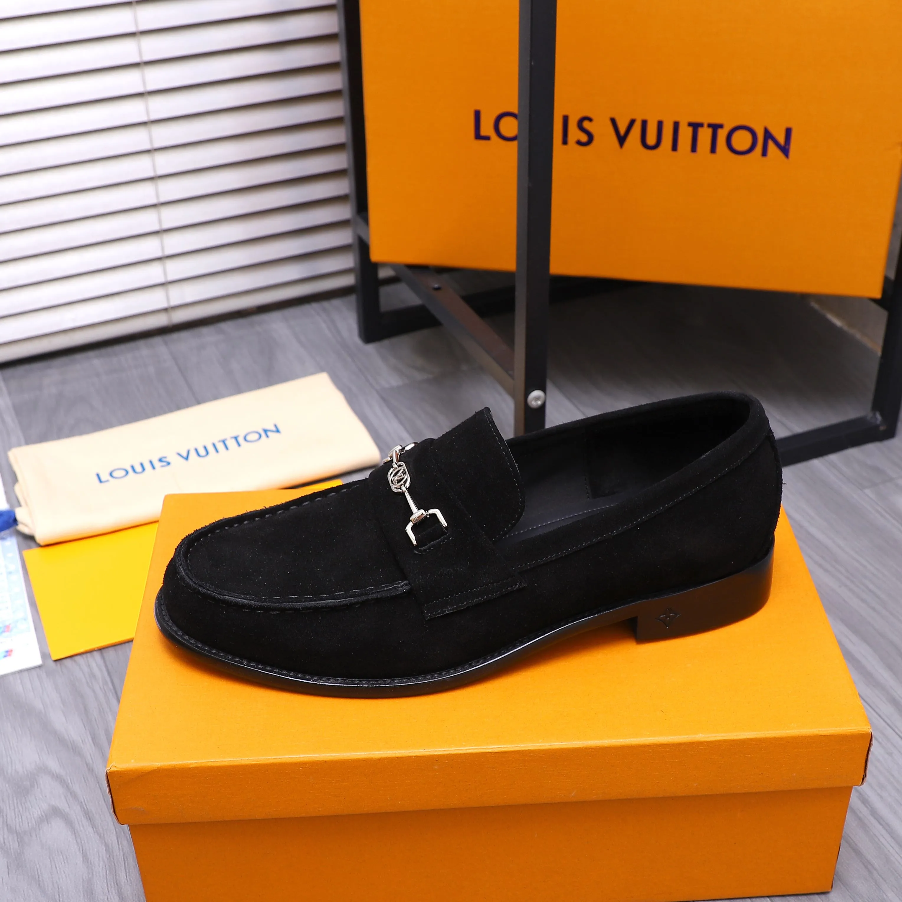 Men's shoes 💰660 Product trademark: LV [Louis Vuitton] business casual slip-on leather shoes, regular size. Size: 39-44 (38.45 custom-made, non-refundable) Product materials: Selected frosted cowhide upper, cowhide lining, original outsole